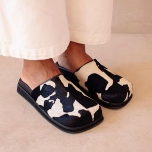 ALOHAS Whiz Bellow Black White Print Clogs